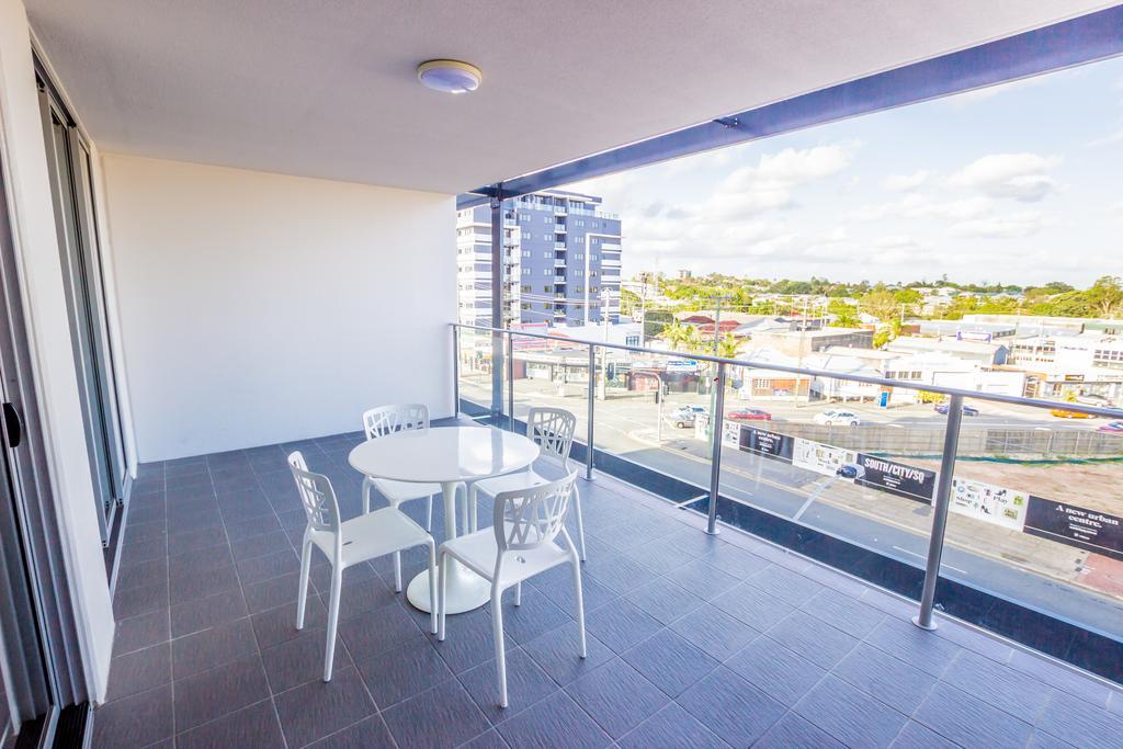 Eastwood Apartamentos Brisbane Exterior foto A balcony in a residential apartment