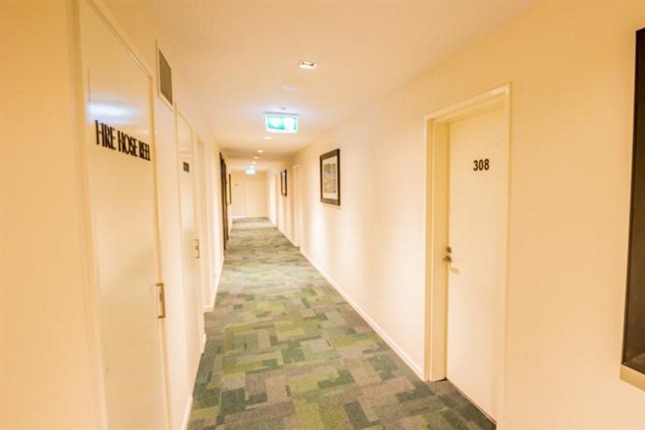 Eastwood Apartamentos Brisbane Exterior foto A typical corridor at the University of Kent