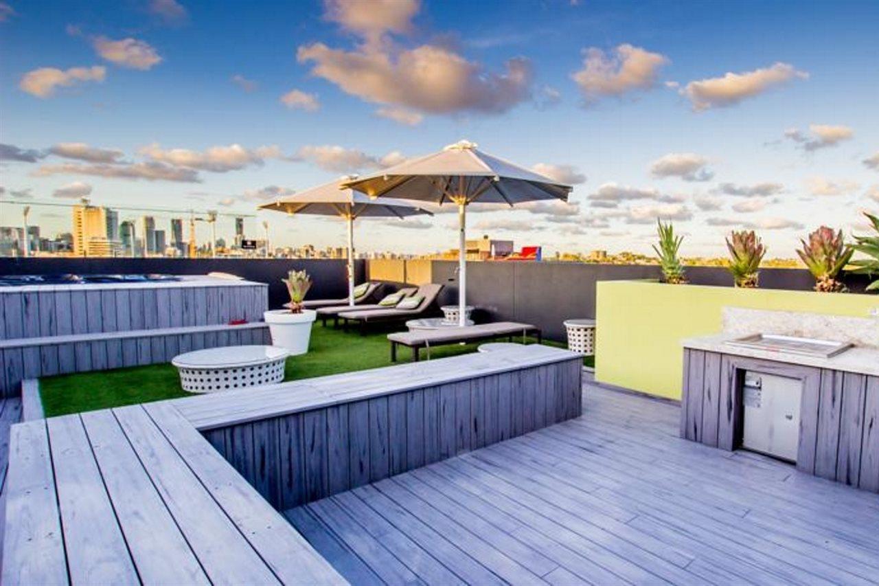 Eastwood Apartamentos Brisbane Exterior foto Rooftop pool at The Standard East Village