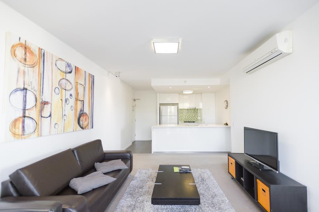 Eastwood Apartamentos Brisbane Exterior foto A living room with a flat screen television