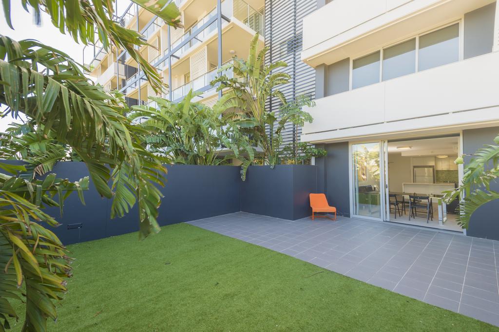 Eastwood Apartamentos Brisbane Exterior foto A private courtyard at a residential apartment in Australia