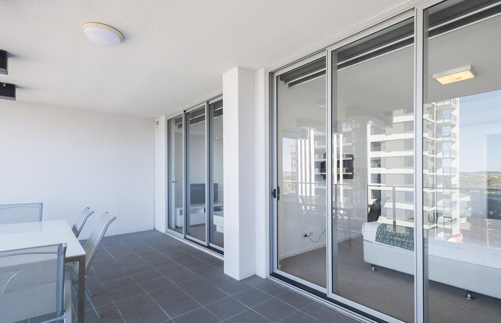 Eastwood Apartamentos Brisbane Exterior foto A set of sliding doors