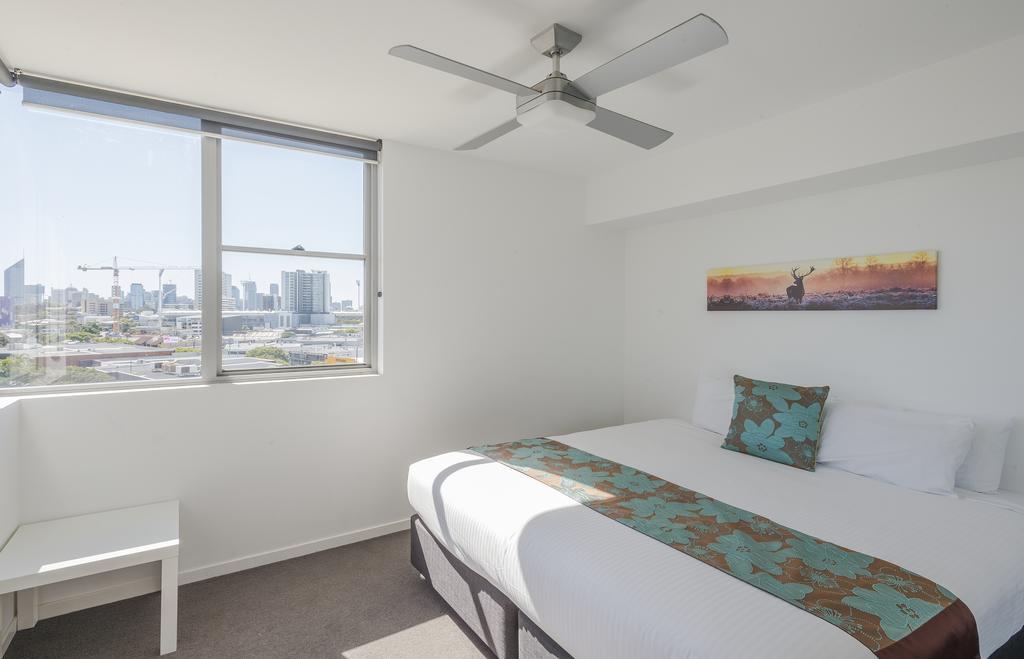 Eastwood Apartamentos Brisbane Exterior foto A bedroom at the hotel