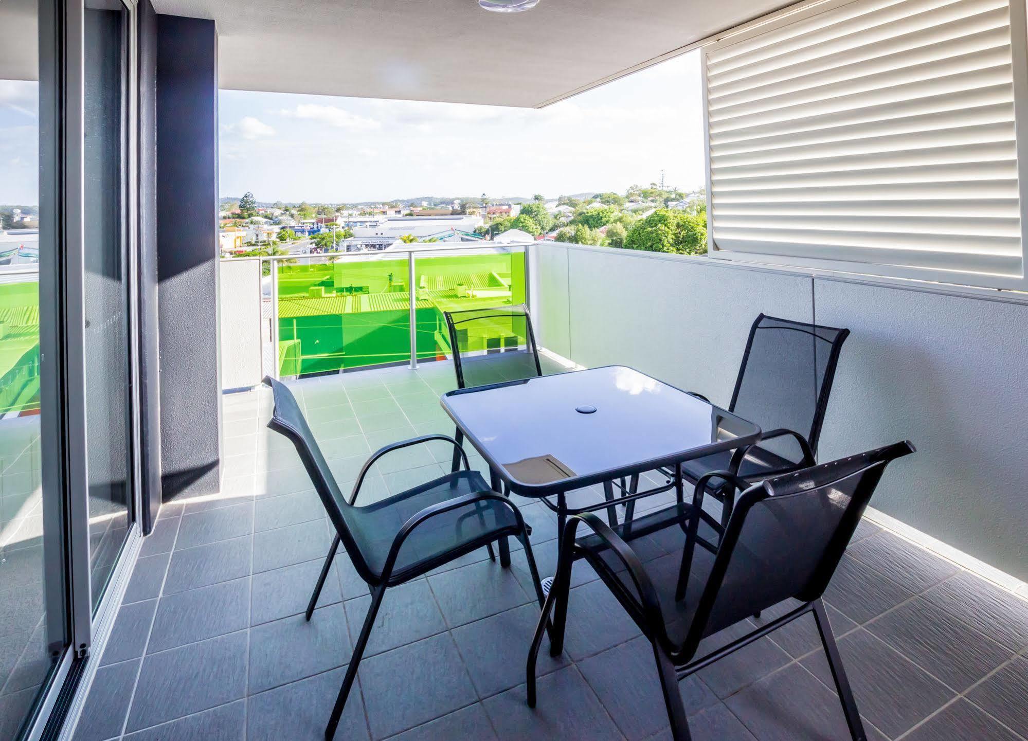 Eastwood Apartamentos Brisbane Exterior foto A balcony