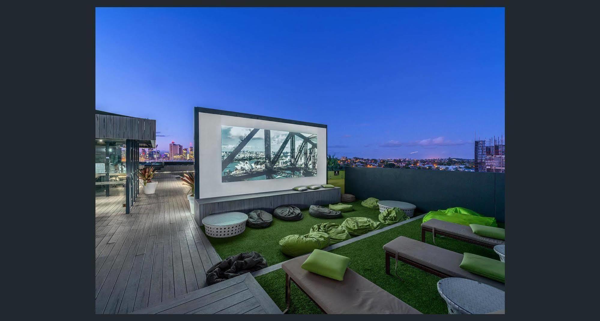 Eastwood Apartamentos Brisbane Exterior foto Rooftop movie theater