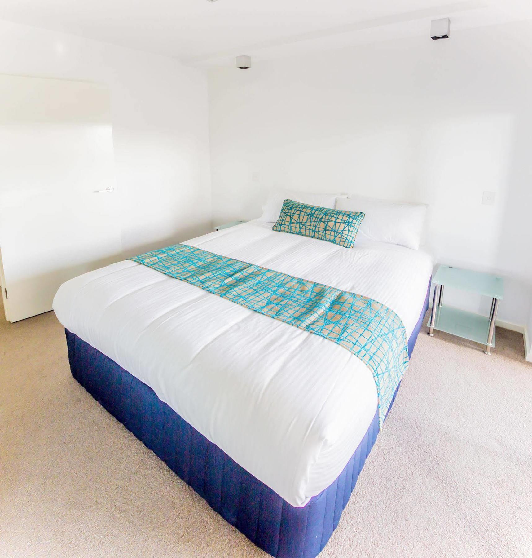 Eastwood Apartamentos Brisbane Exterior foto A bed with a bed runner